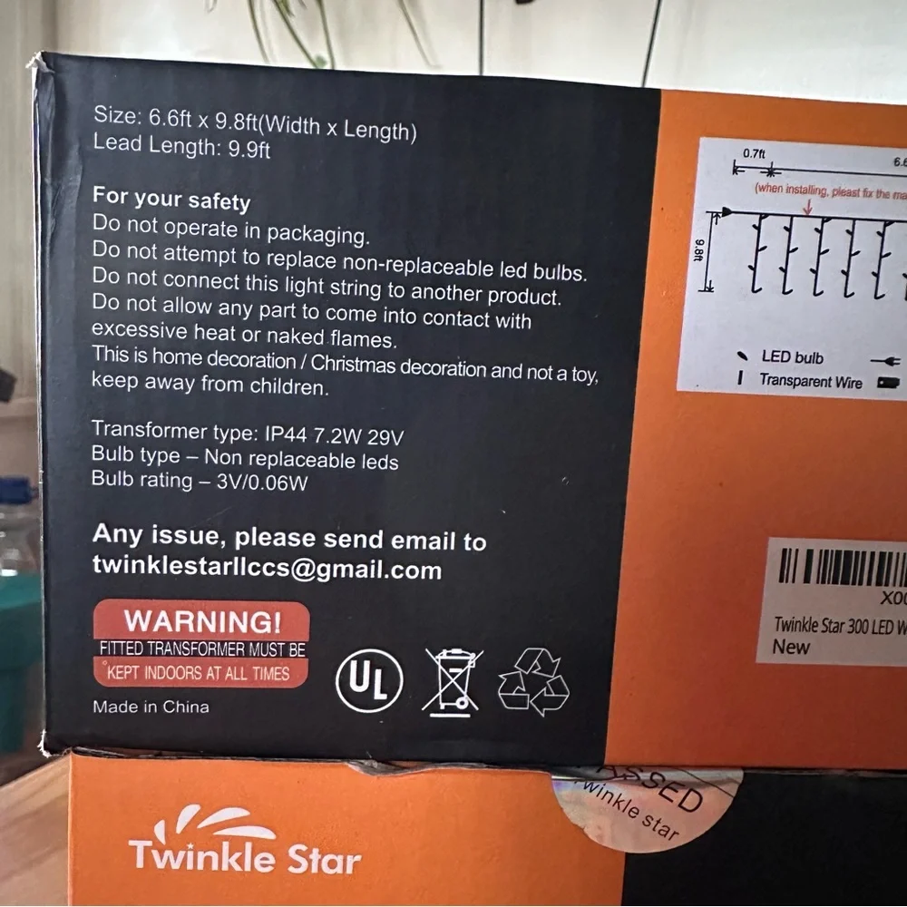 NWT Twinkle Star 300 LED Window Curtain String Light